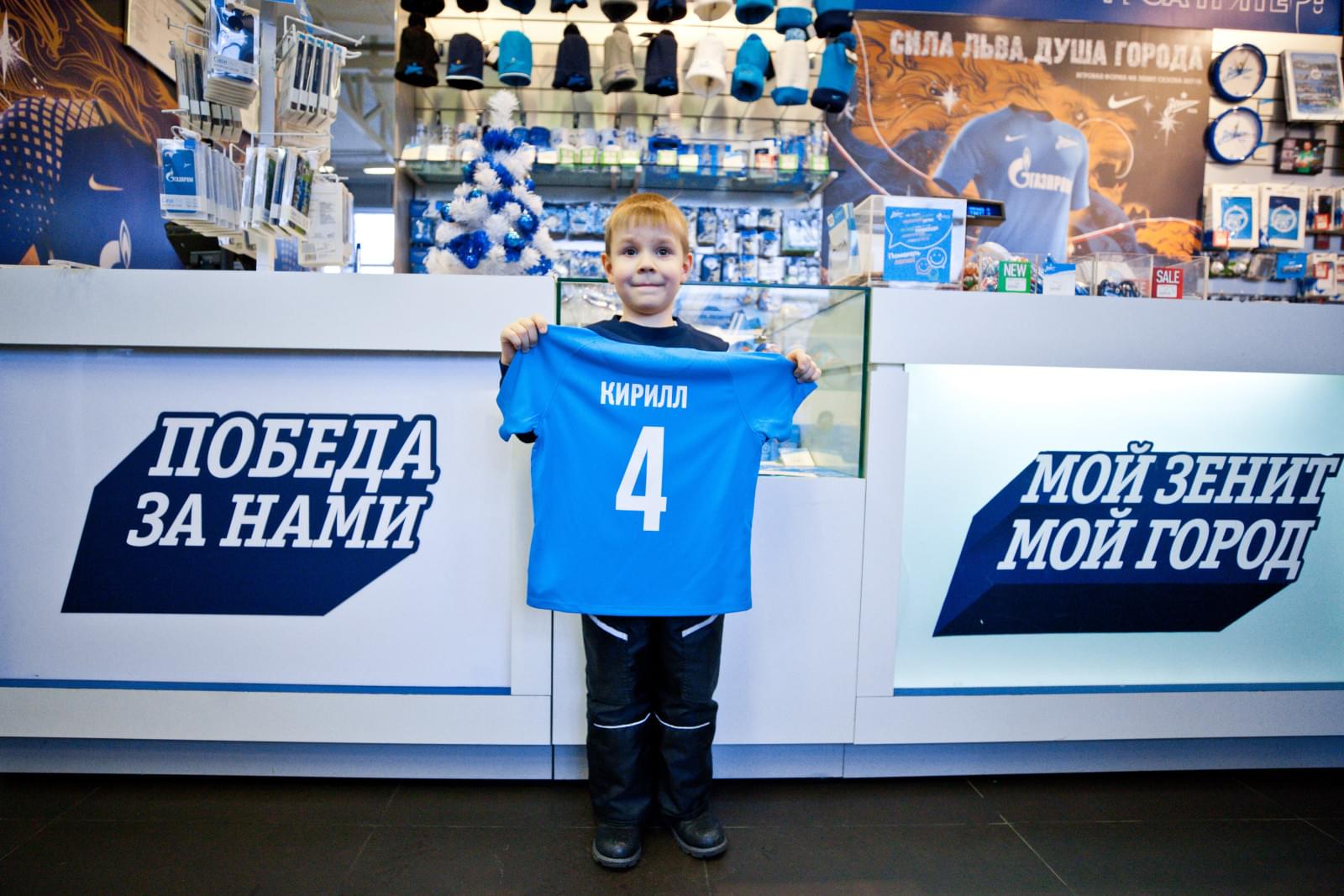 Маленький болельщик «Зенита» вручает Доменико Кришито награду «G-Drive — лучший игрок ноября»