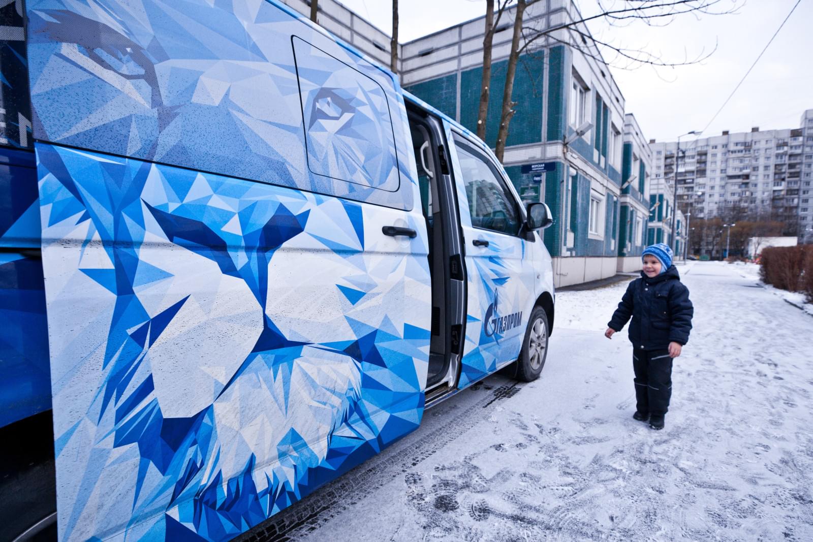 Маленький болельщик «Зенита» вручает Доменико Кришито награду «G-Drive — лучший игрок ноября»