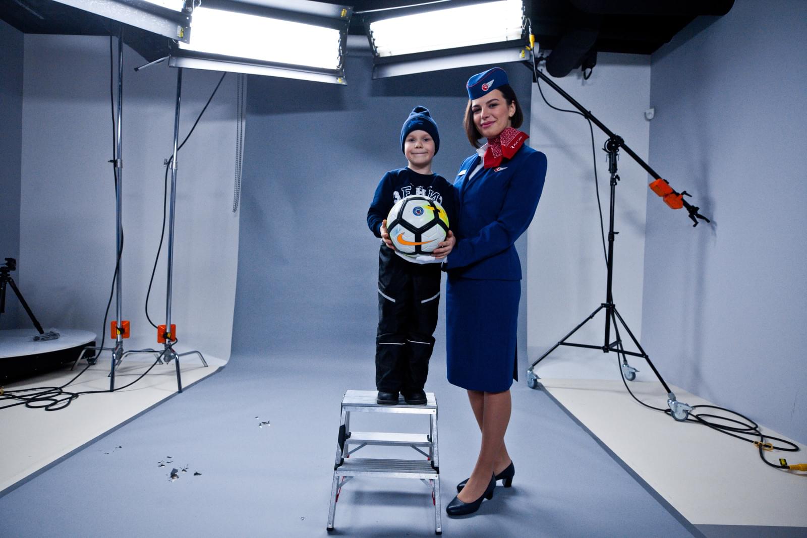 Маленький болельщик «Зенита» вручает Доменико Кришито награду «G-Drive — лучший игрок ноября»