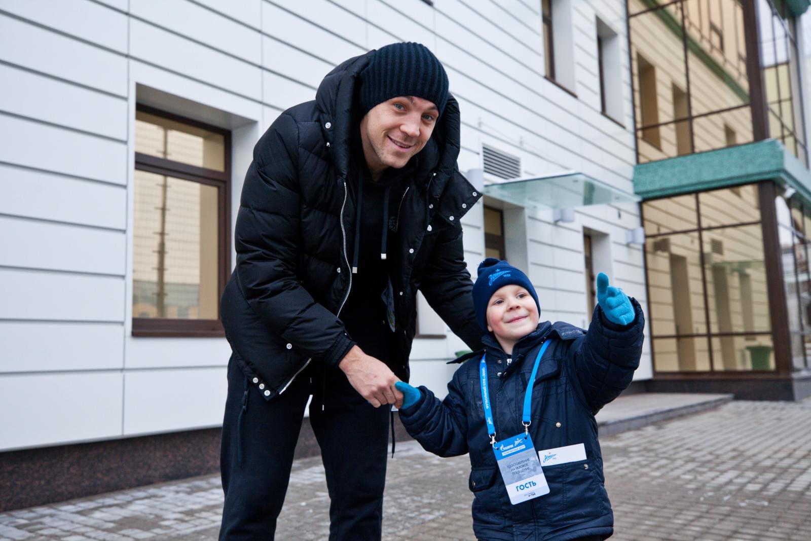 Маленький болельщик «Зенита» вручает Доменико Кришито награду «G-Drive — лучший игрок ноября»