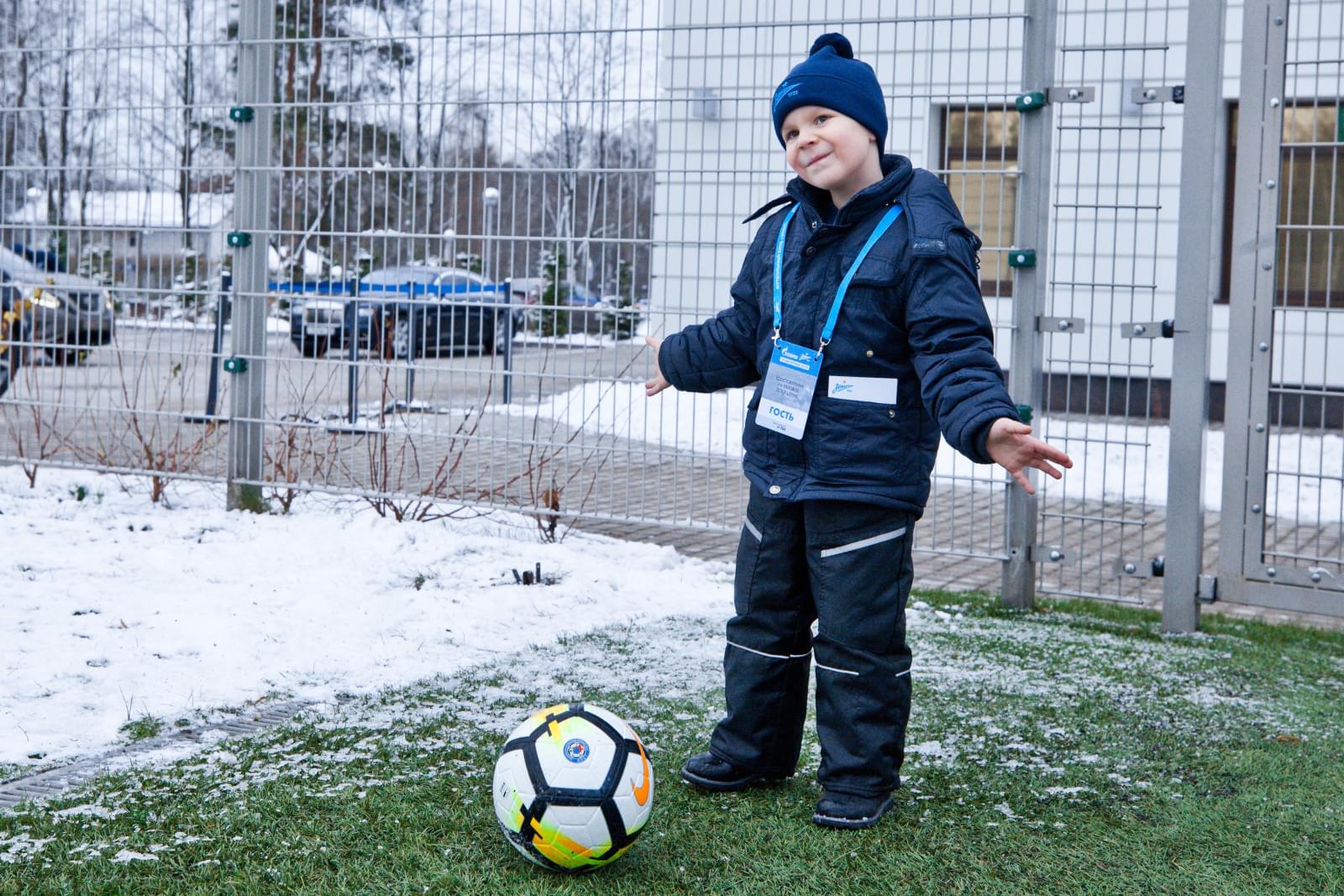 Маленький болельщик «Зенита» вручает Доменико Кришито награду «G-Drive — лучший игрок ноября»