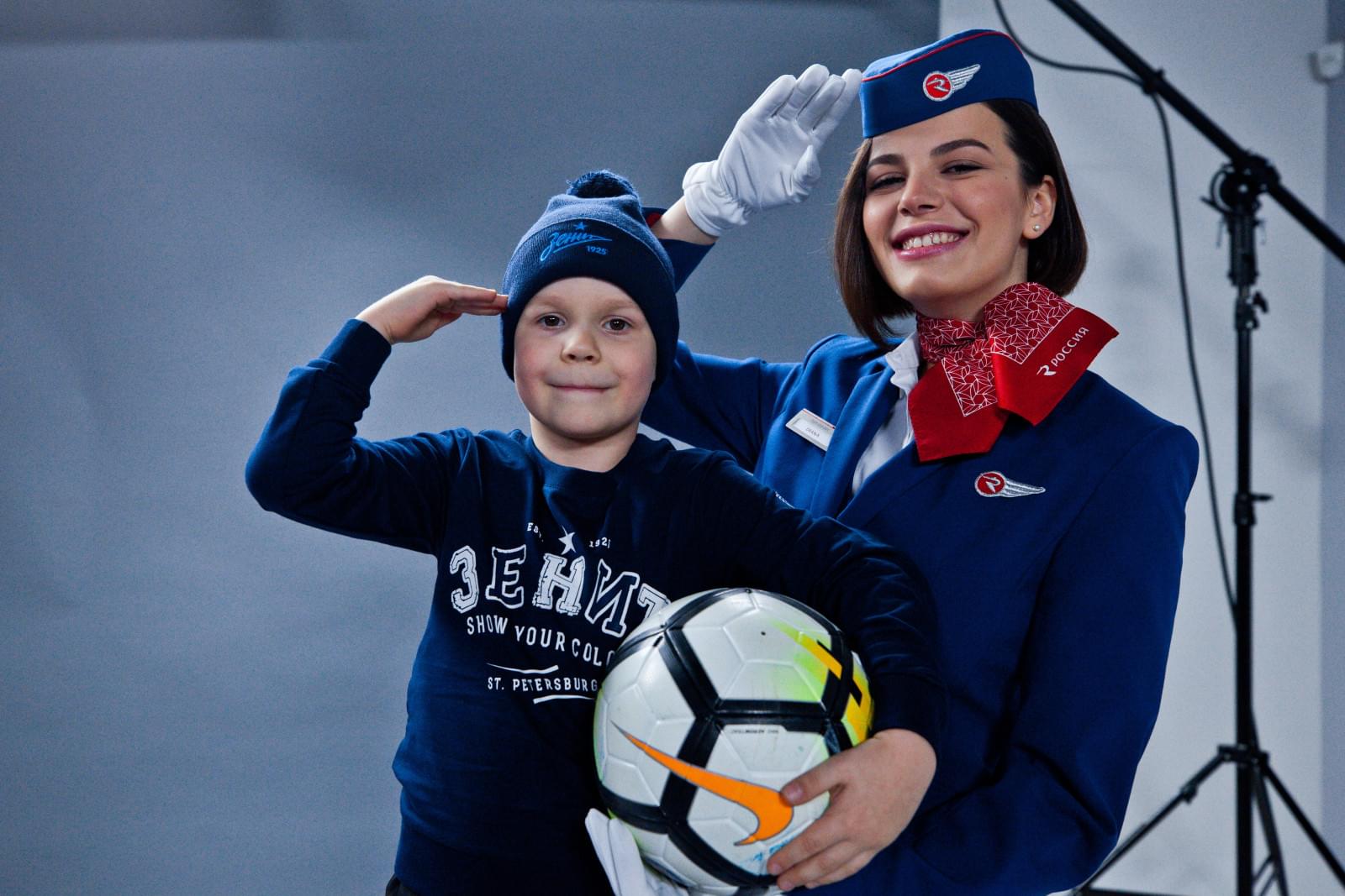 Маленький болельщик «Зенита» вручает Доменико Кришито награду «G-Drive — лучший игрок ноября»