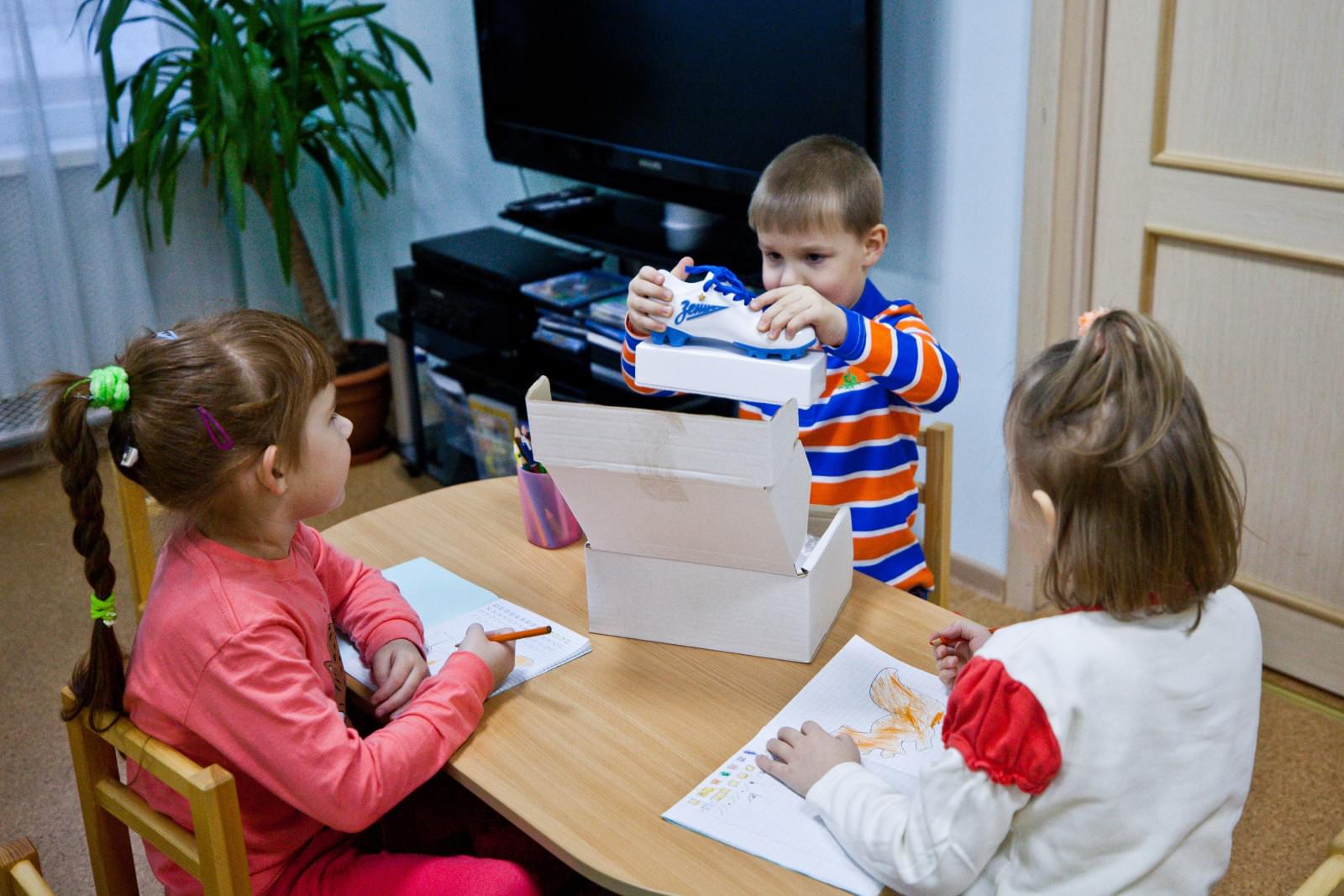 Маленький болельщик «Зенита» вручает Доменико Кришито награду «G-Drive — лучший игрок ноября»