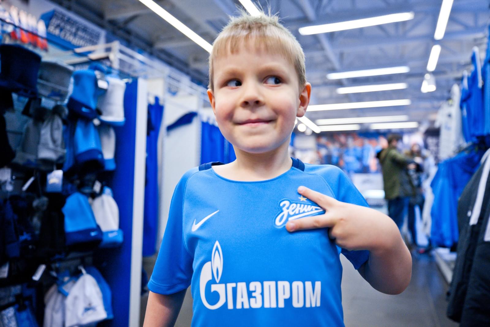 Маленький болельщик «Зенита» вручает Доменико Кришито награду «G-Drive — лучший игрок ноября»