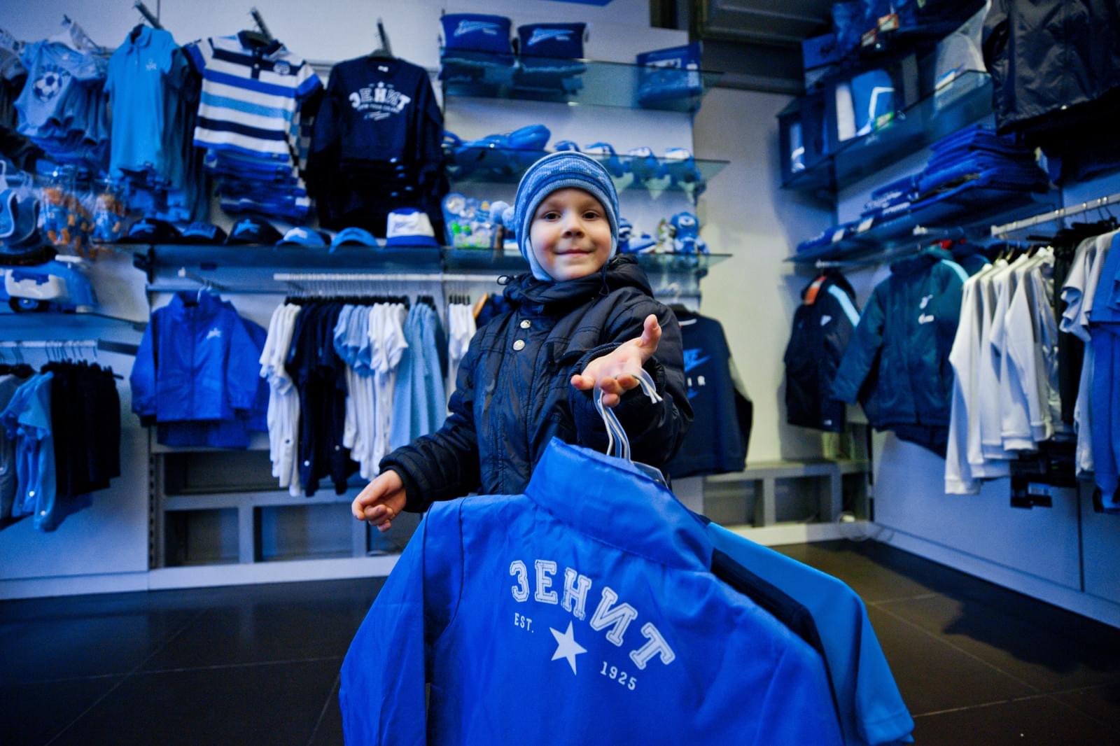 Маленький болельщик «Зенита» вручает Доменико Кришито награду «G-Drive — лучший игрок ноября»