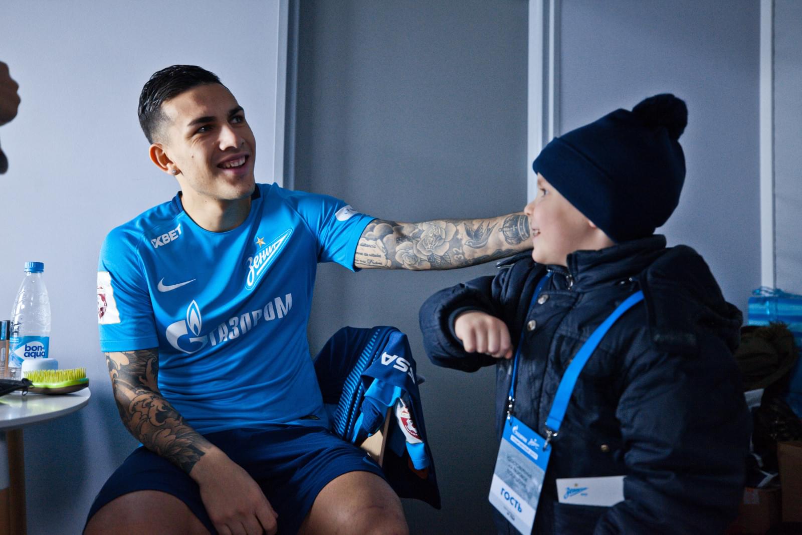 Маленький болельщик «Зенита» вручает Доменико Кришито награду «G-Drive — лучший игрок ноября»