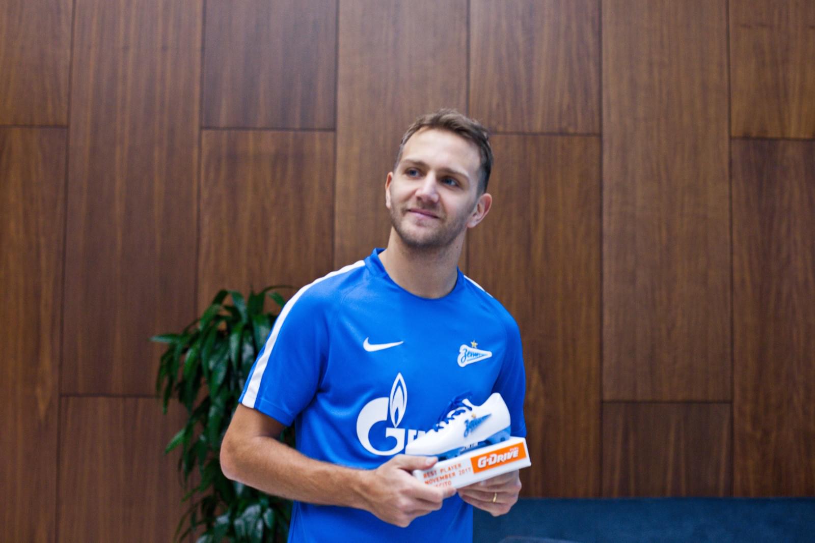 Маленький болельщик «Зенита» вручает Доменико Кришито награду «G-Drive — лучший игрок ноября»