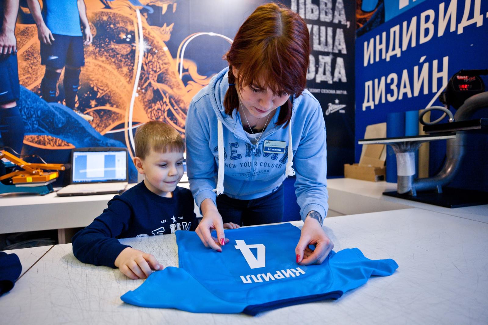 Маленький болельщик «Зенита» вручает Доменико Кришито награду «G-Drive — лучший игрок ноября»