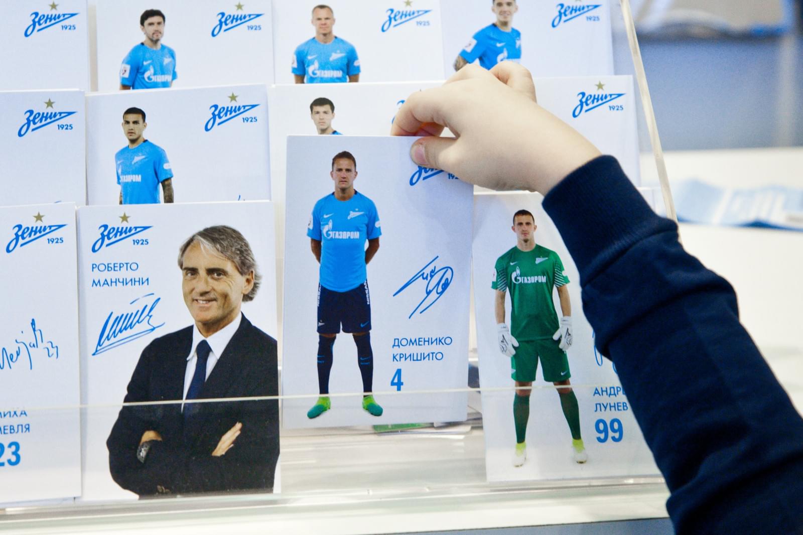 Маленький болельщик «Зенита» вручает Доменико Кришито награду «G-Drive — лучший игрок ноября»