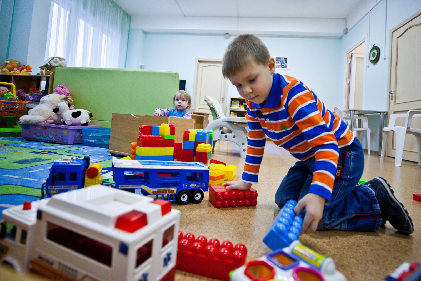 Маленький болельщик «Зенита» вручает Доменико Кришито награду «G-Drive — лучший игрок ноября»