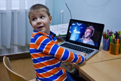 Маленький болельщик «Зенита» вручает Доменико Кришито награду «G-Drive — лучший игрок ноября»