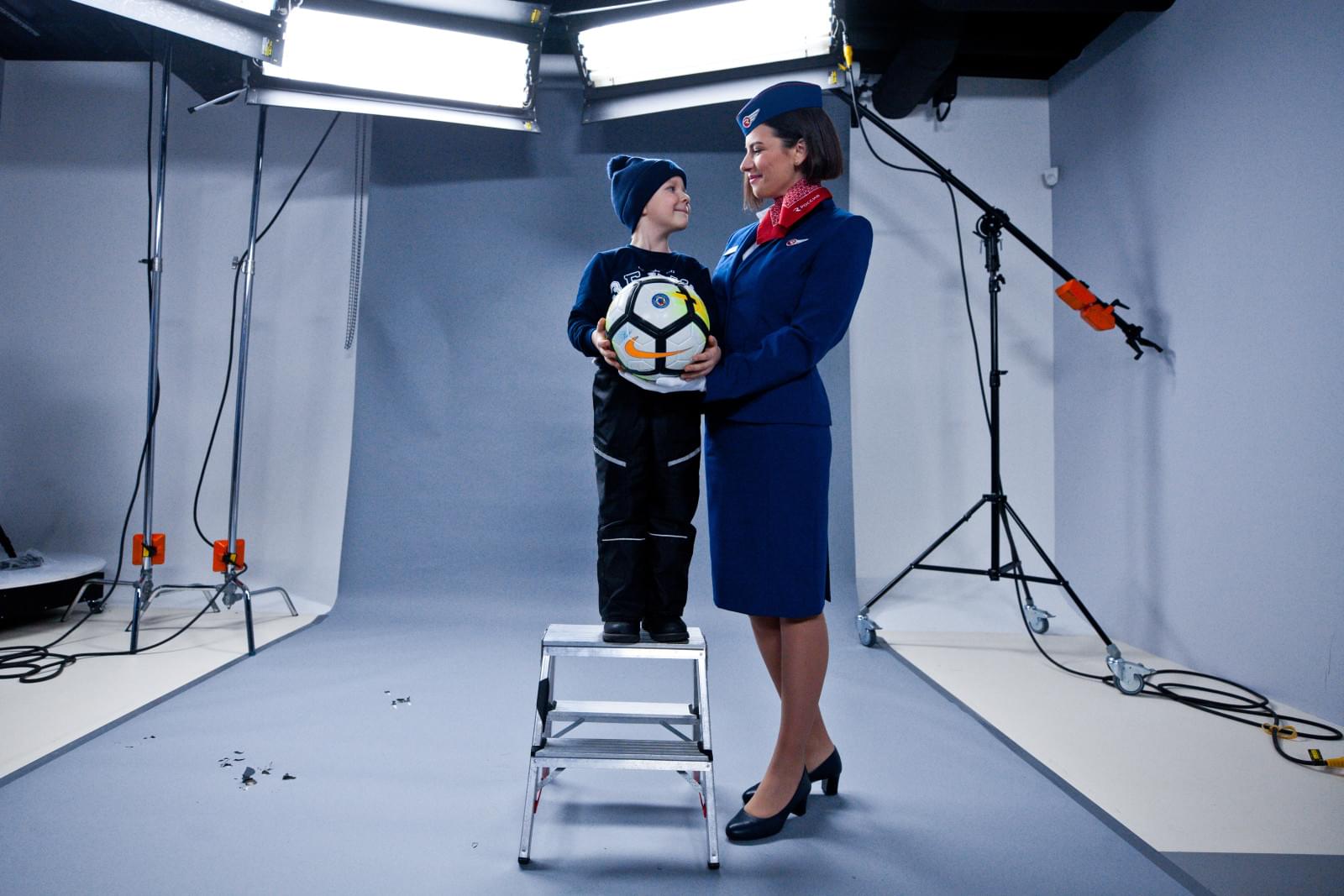 Маленький болельщик «Зенита» вручает Доменико Кришито награду «G-Drive — лучший игрок ноября»