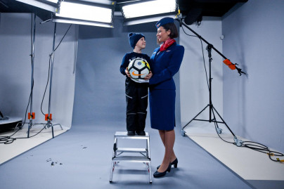 Маленький болельщик «Зенита» вручает Доменико Кришито награду «G-Drive — лучший игрок ноября»