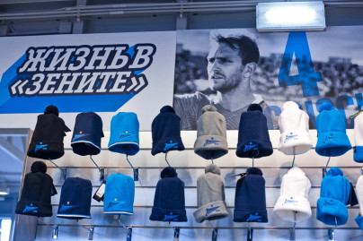 Маленький болельщик «Зенита» вручает Доменико Кришито награду «G-Drive — лучший игрок ноября»