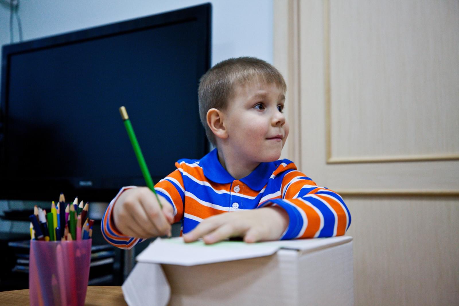 Маленький болельщик «Зенита» вручает Доменико Кришито награду «G-Drive — лучший игрок ноября»