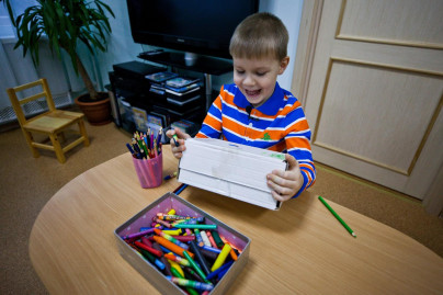 Маленький болельщик «Зенита» вручает Доменико Кришито награду «G-Drive — лучший игрок ноября»