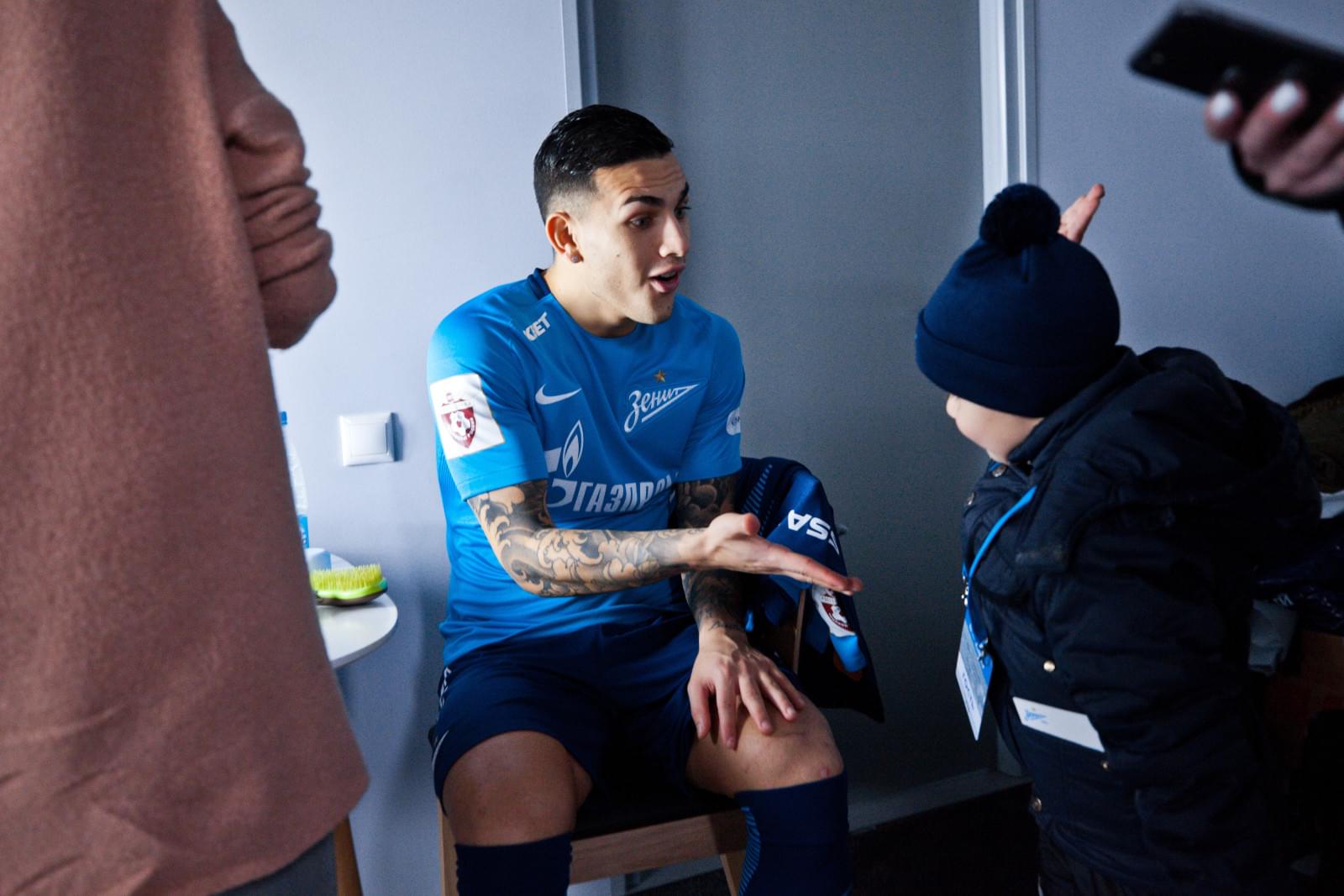 Маленький болельщик «Зенита» вручает Доменико Кришито награду «G-Drive — лучший игрок ноября»