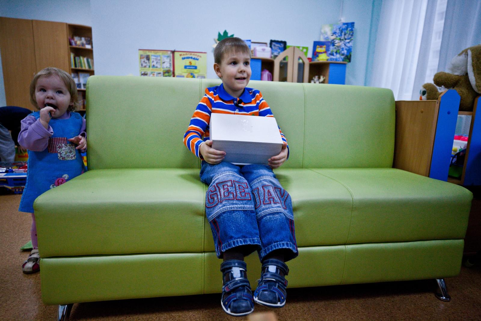 Маленький болельщик «Зенита» вручает Доменико Кришито награду «G-Drive — лучший игрок ноября»