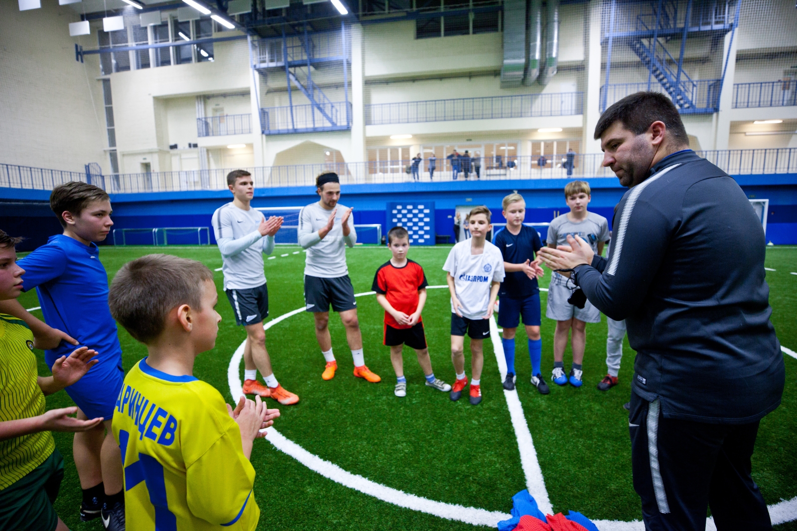 Михаил Кизеев и Даниил Пенчиков провели мастер класс от Академии ФК «Зенит» для детей сотрудников АО «СОГАЗ»