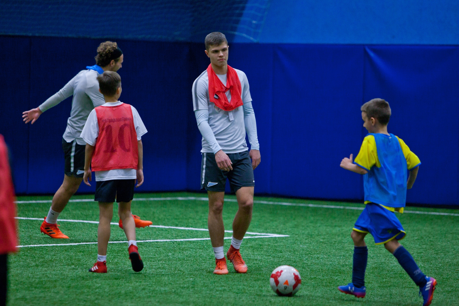 Михаил Кизеев и Даниил Пенчиков провели мастер класс от Академии ФК «Зенит» для детей сотрудников АО «СОГАЗ»