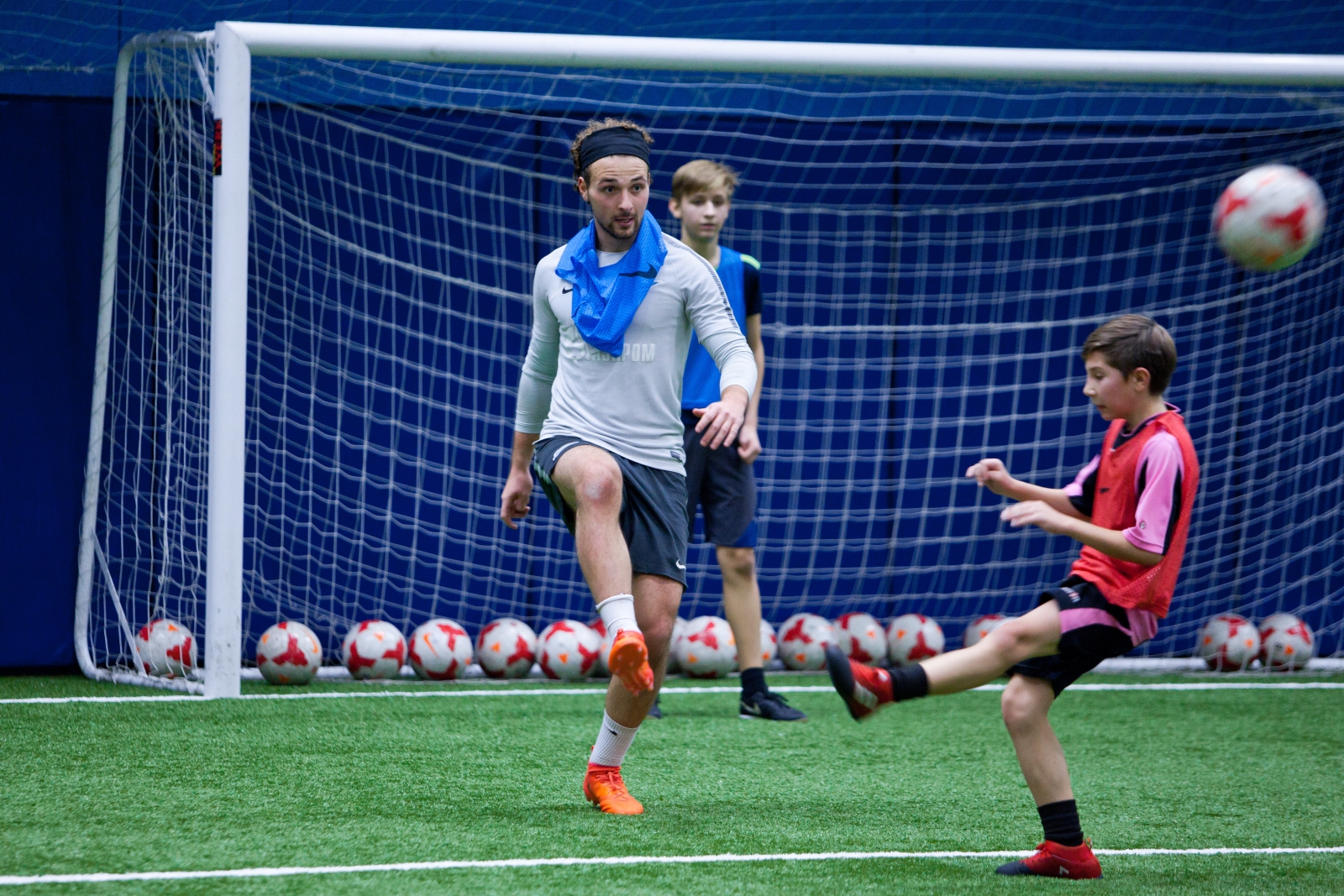 Михаил Кизеев и Даниил Пенчиков провели мастер класс от Академии ФК «Зенит» для детей сотрудников АО «СОГАЗ»