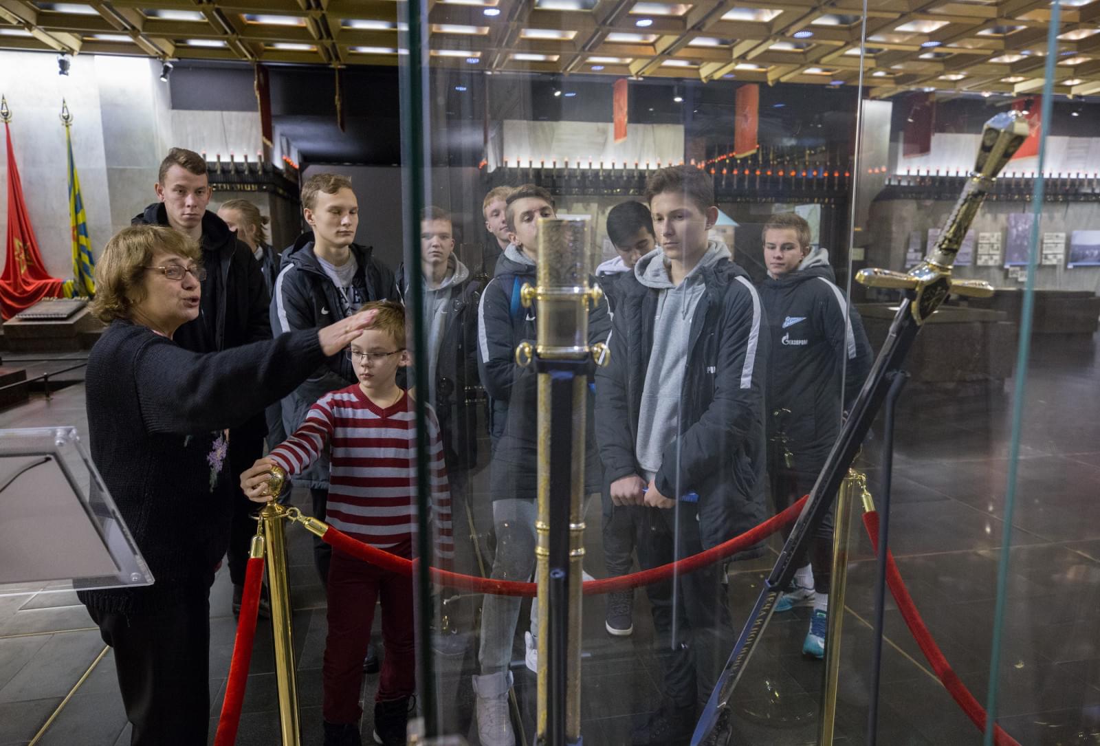 Воспитанники «Газпром»-Академии посетили с экскурсией Монумент героическим защитникам Ленинграда