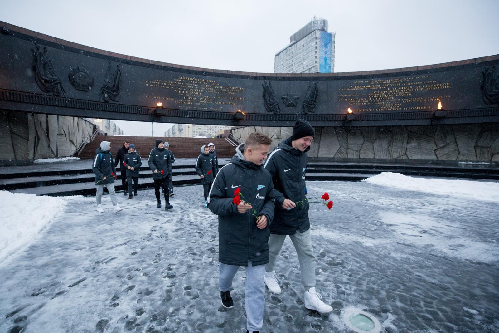 Воспитанники «Газпром»-Академии посетили с экскурсией Монумент героическим защитникам Ленинграда
