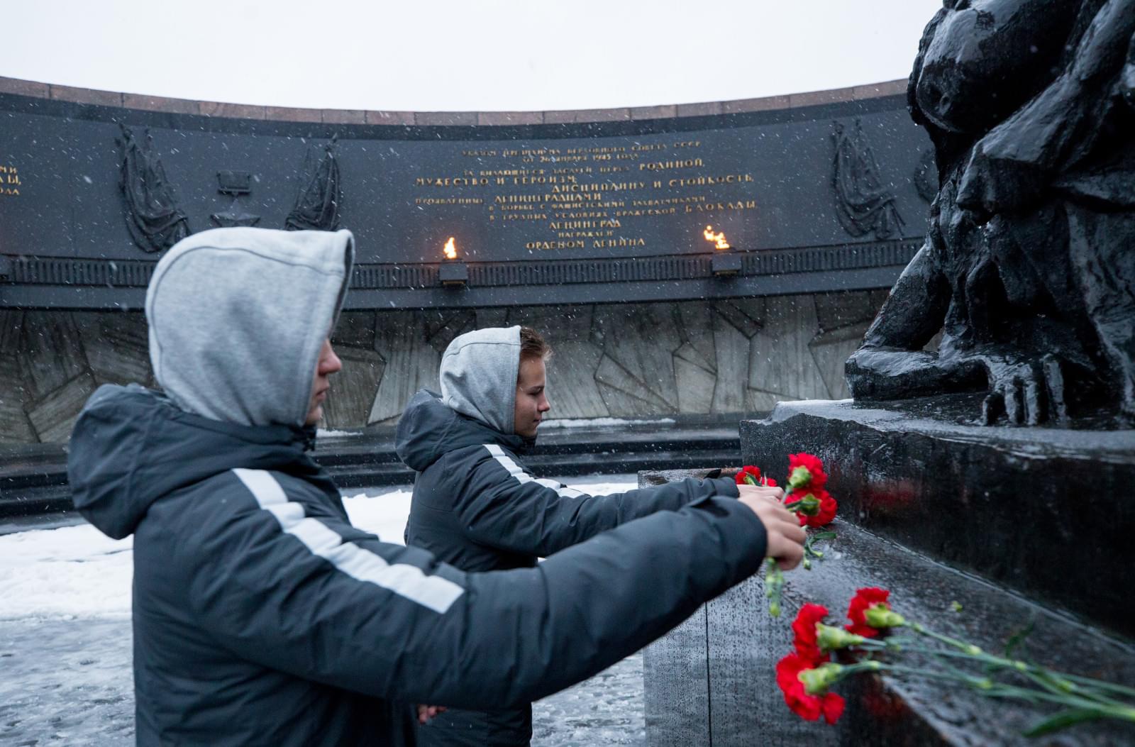 Воспитанники «Газпром»-Академии посетили с экскурсией Монумент героическим защитникам Ленинграда