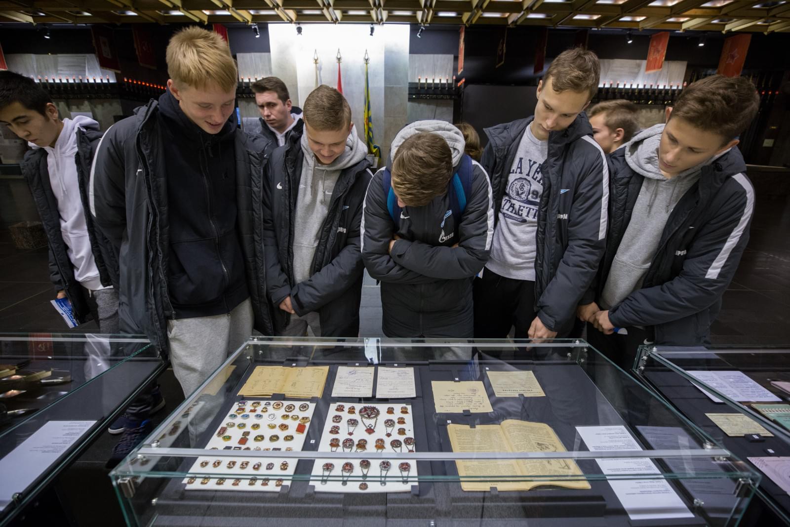 Воспитанники «Газпром»-Академии посетили с экскурсией Монумент героическим защитникам Ленинграда