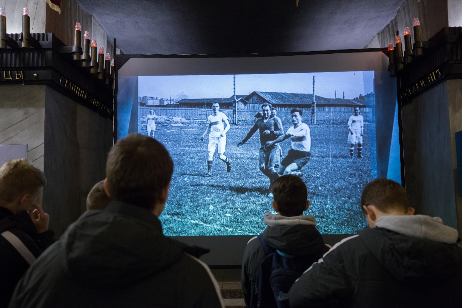 Воспитанники «Газпром»-Академии посетили с экскурсией Монумент героическим защитникам Ленинграда