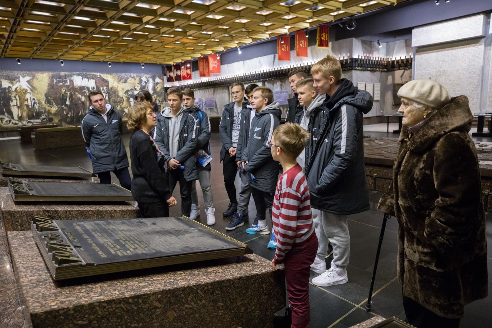 Воспитанники «Газпром»-Академии посетили с экскурсией Монумент героическим защитникам Ленинграда