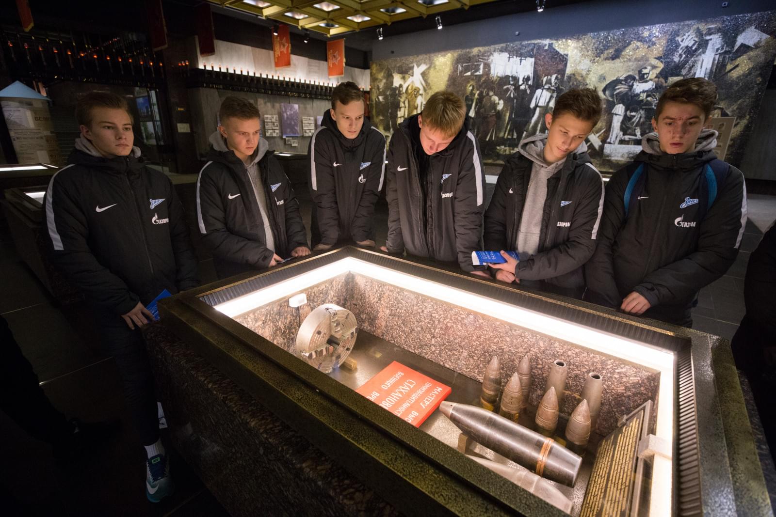 Воспитанники «Газпром»-Академии посетили с экскурсией Монумент героическим защитникам Ленинграда