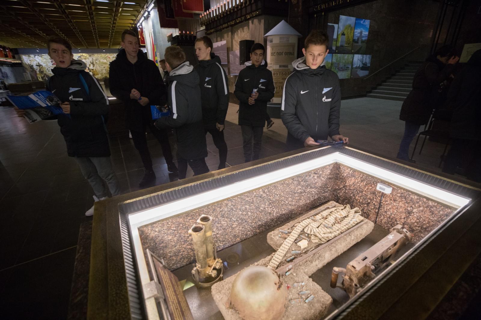 Воспитанники «Газпром»-Академии посетили с экскурсией Монумент героическим защитникам Ленинграда