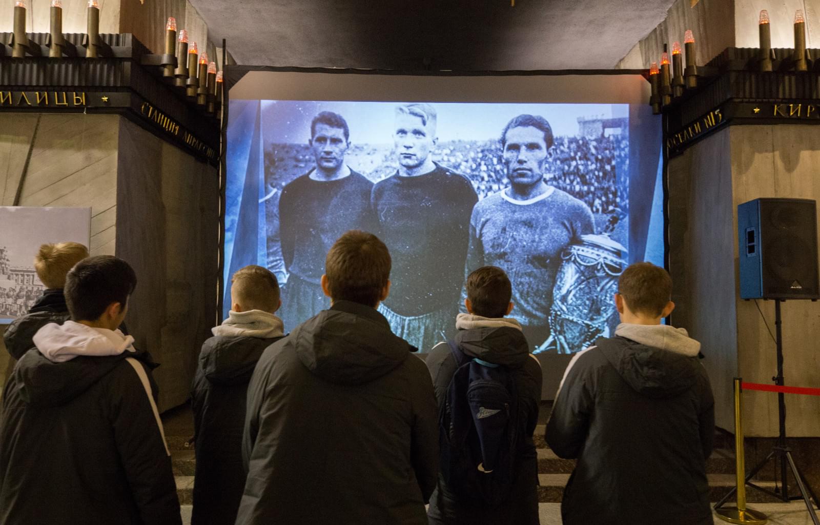 Воспитанники «Газпром»-Академии посетили с экскурсией Монумент героическим защитникам Ленинграда