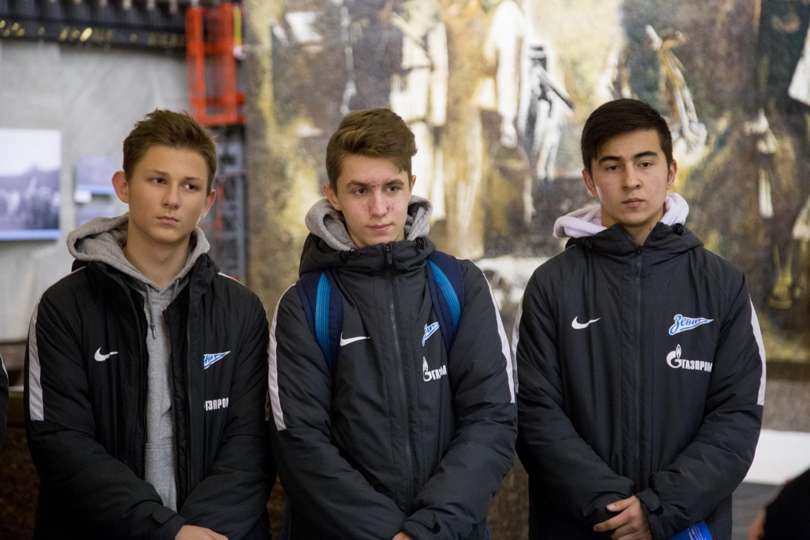 Воспитанники «Газпром»-Академии посетили с экскурсией Монумент героическим защитникам Ленинграда