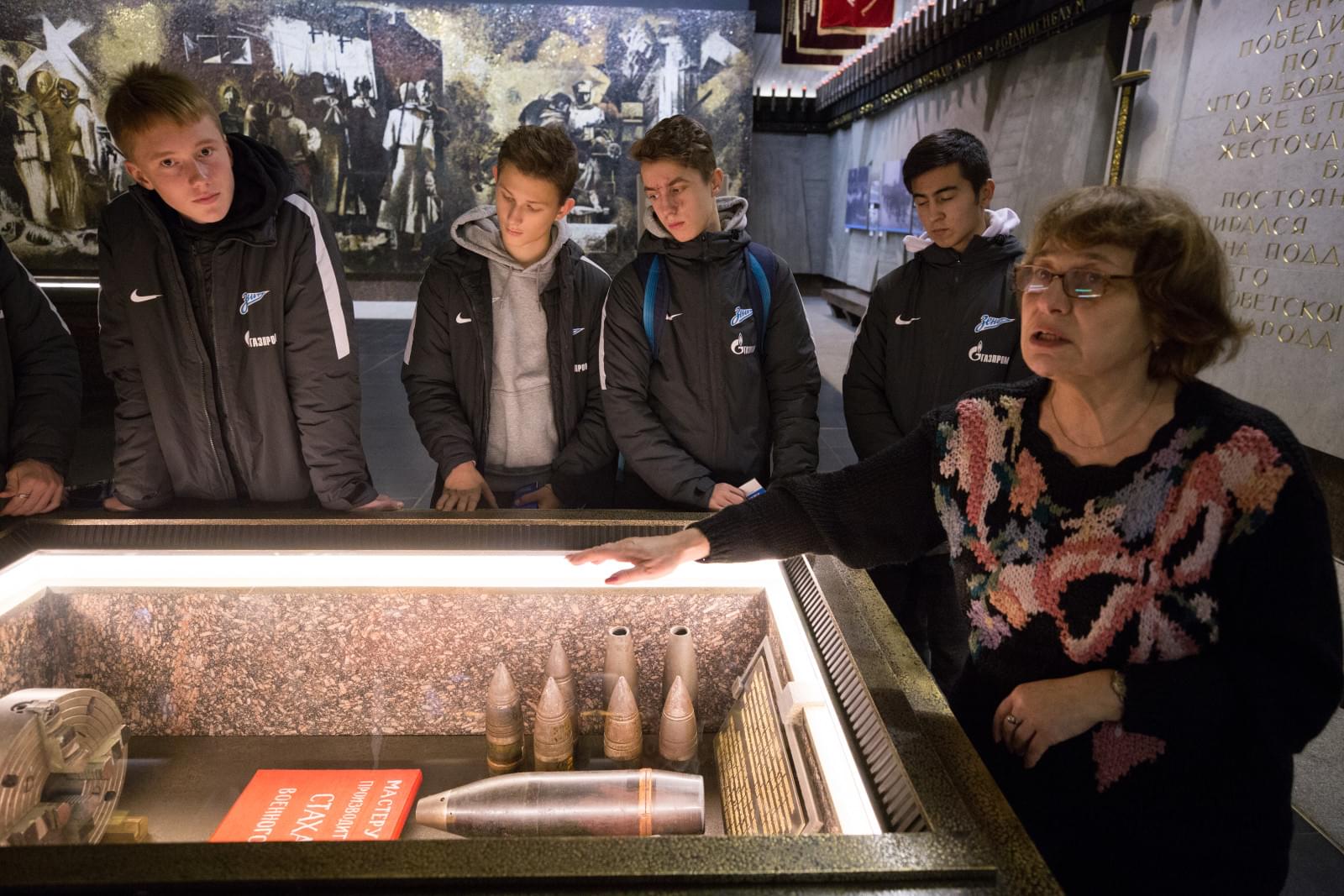 Воспитанники «Газпром»-Академии посетили с экскурсией Монумент героическим защитникам Ленинграда