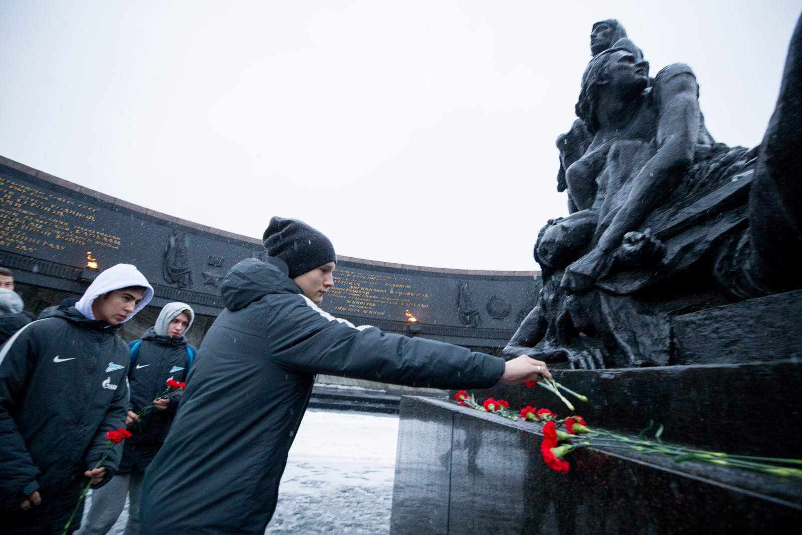 Воспитанники «Газпром»-Академии посетили с экскурсией Монумент героическим защитникам Ленинграда
