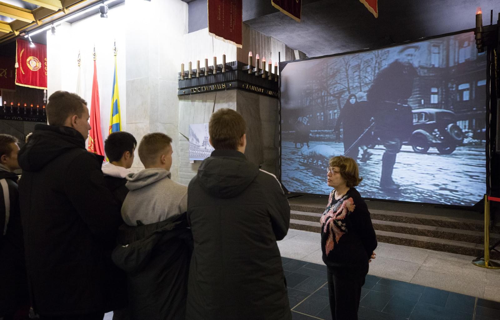 Воспитанники «Газпром»-Академии посетили с экскурсией Монумент героическим защитникам Ленинграда