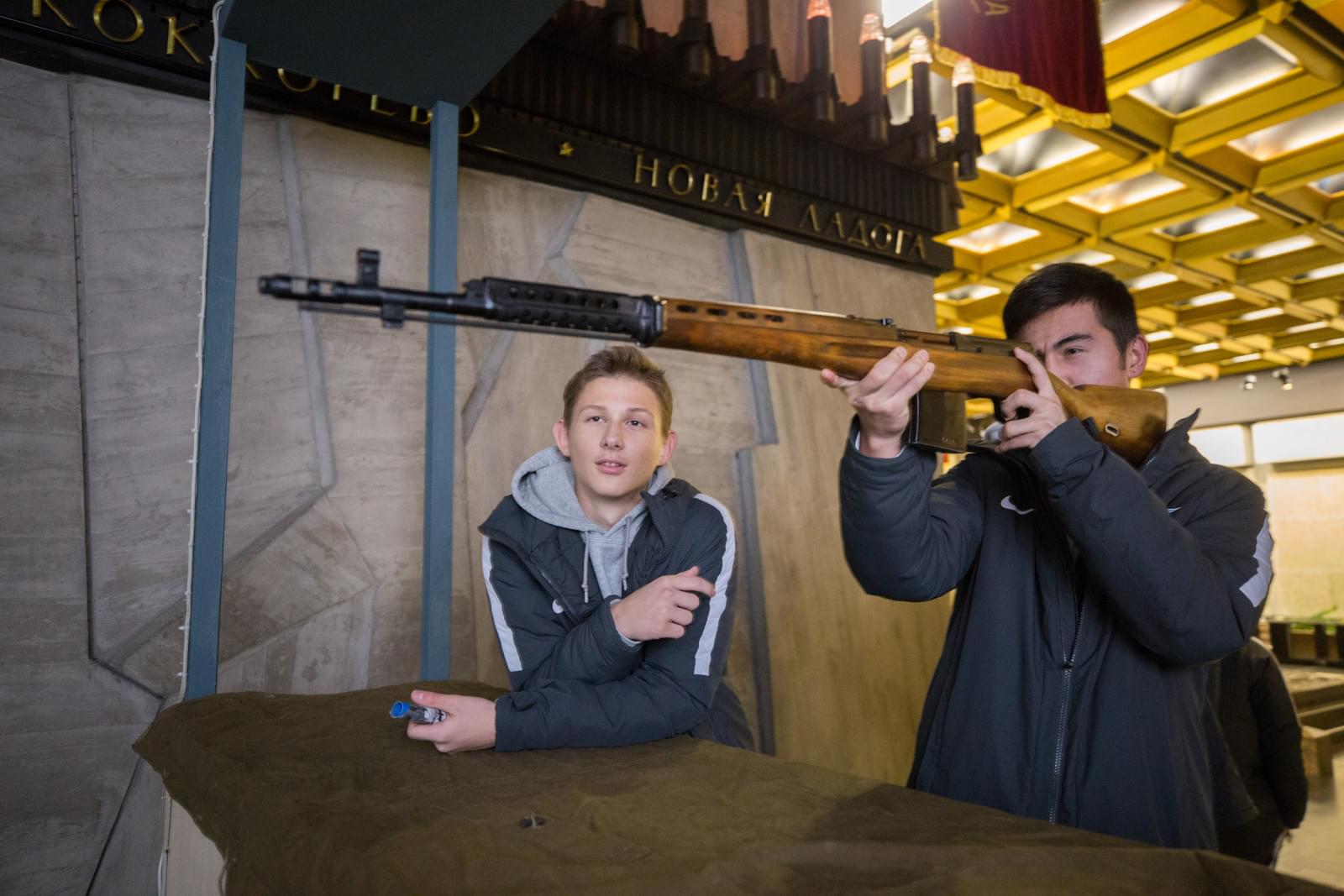 Воспитанники «Газпром»-Академии посетили с экскурсией Монумент героическим защитникам Ленинграда