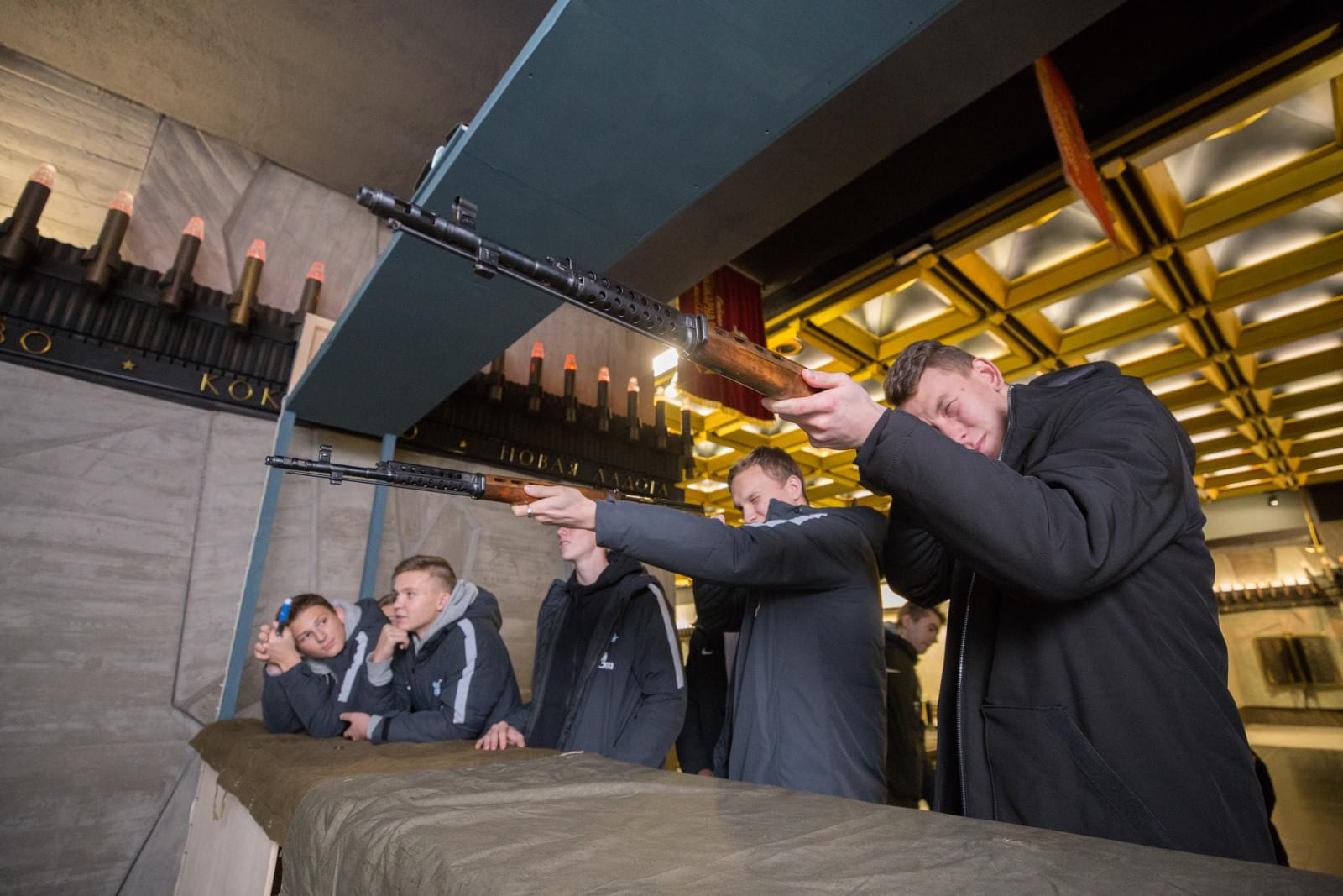 Воспитанники «Газпром»-Академии посетили с экскурсией Монумент героическим защитникам Ленинграда