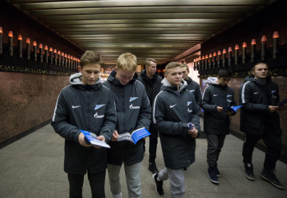 Воспитанники «Газпром»-Академии посетили с экскурсией Монумент героическим защитникам Ленинграда