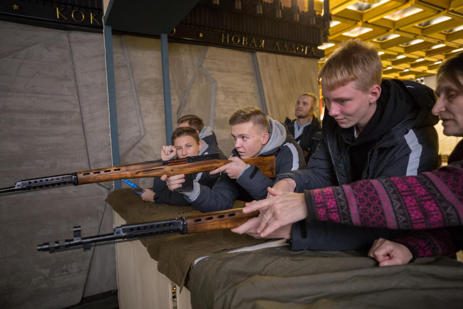 Воспитанники «Газпром»-Академии посетили с экскурсией Монумент героическим защитникам Ленинграда