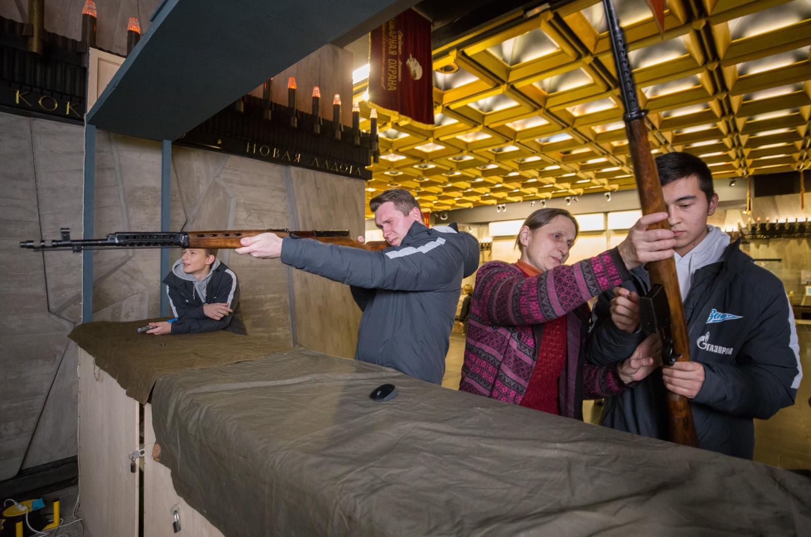 Воспитанники «Газпром»-Академии посетили с экскурсией Монумент героическим защитникам Ленинграда