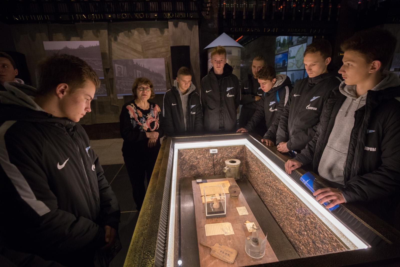 Воспитанники «Газпром»-Академии посетили с экскурсией Монумент героическим защитникам Ленинграда