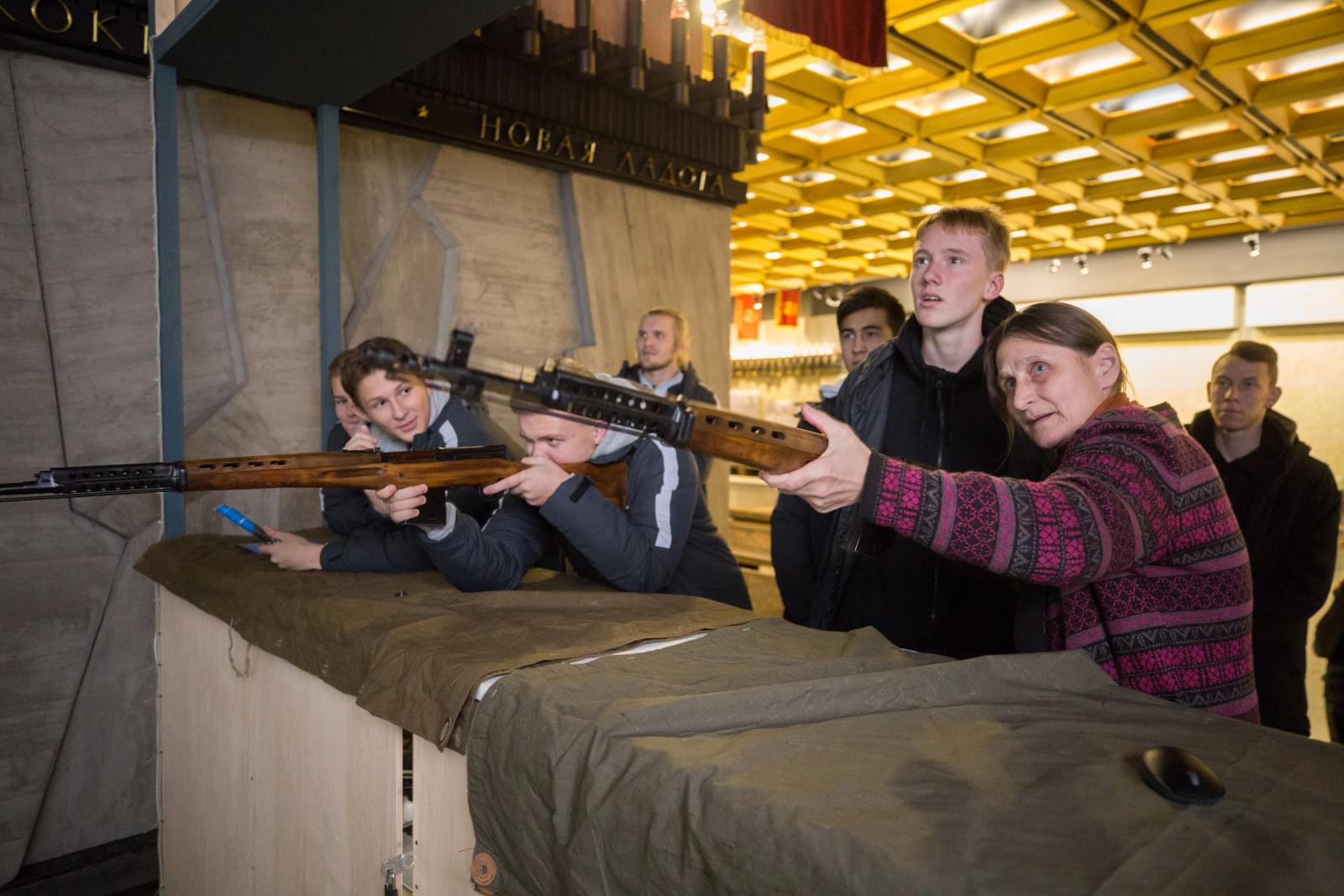 Воспитанники «Газпром»-Академии посетили с экскурсией Монумент героическим защитникам Ленинграда