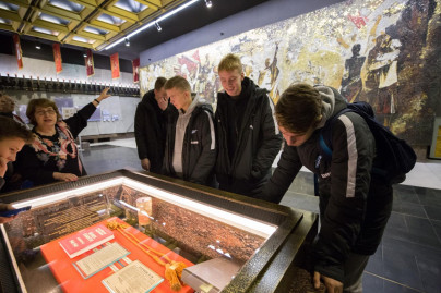 Воспитанники «Газпром»-Академии посетили с экскурсией Монумент героическим защитникам Ленинграда