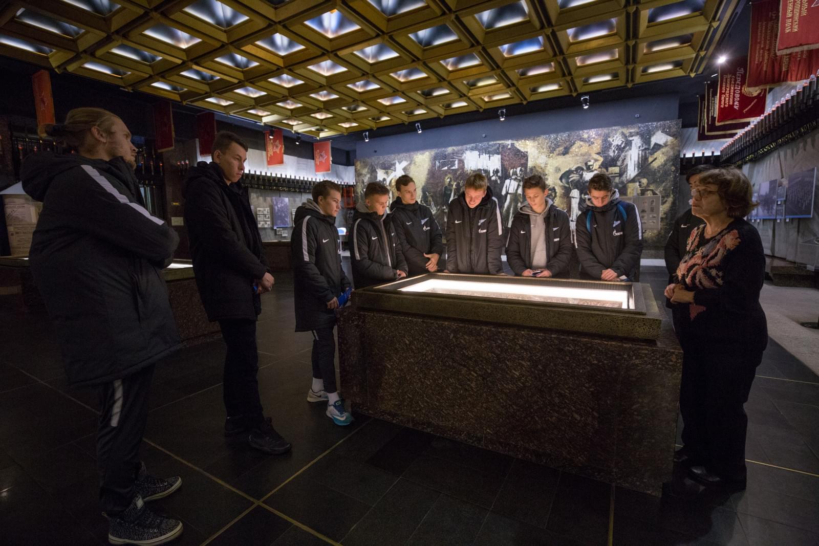 Воспитанники «Газпром»-Академии посетили с экскурсией Монумент героическим защитникам Ленинграда