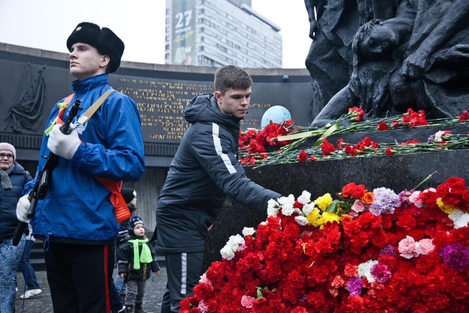 «Зенит»-2 возлагает цветы к Монументу героическим защитникам Ленинграда