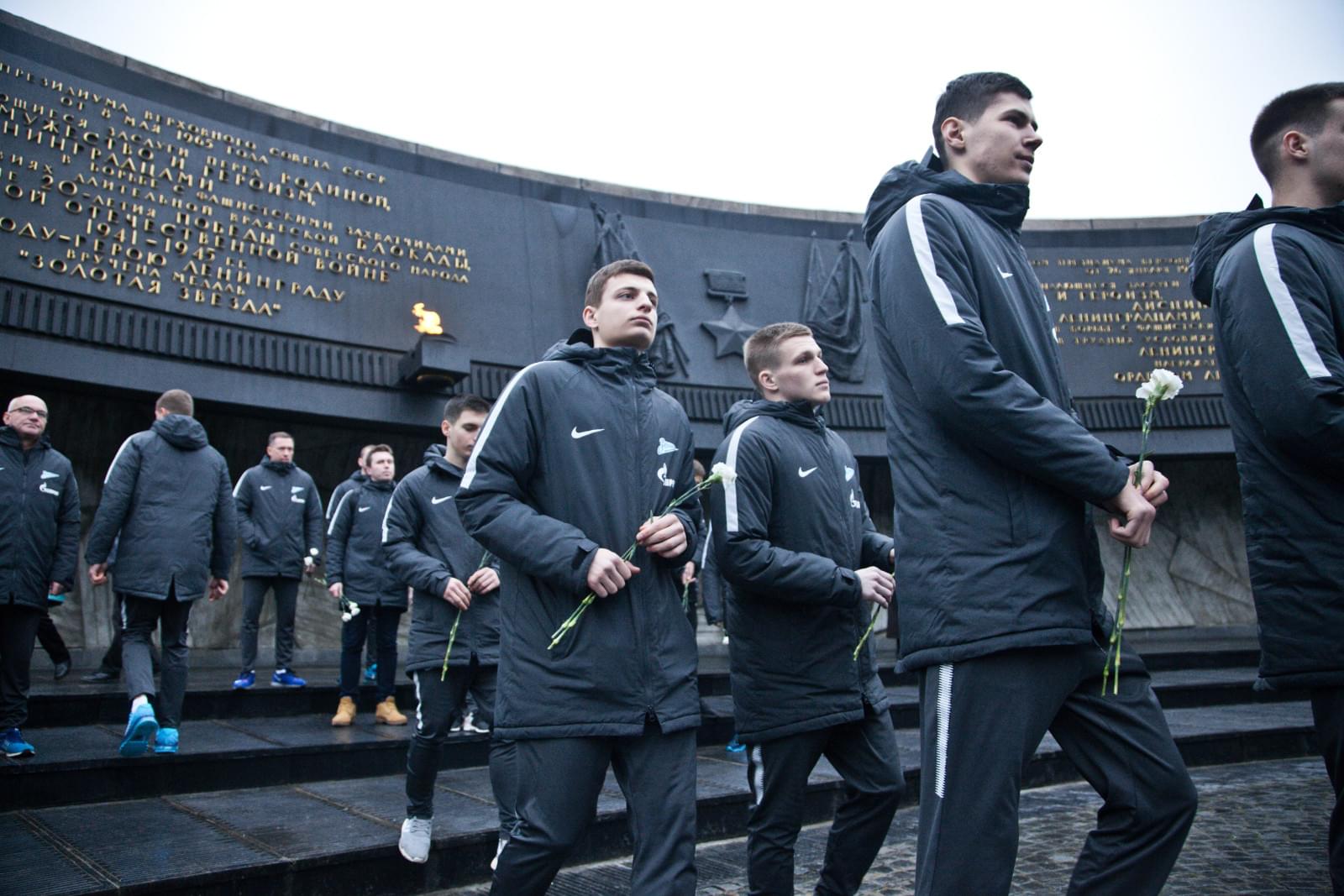 «Зенит»-2 возлагает цветы к Монументу героическим защитникам Ленинграда