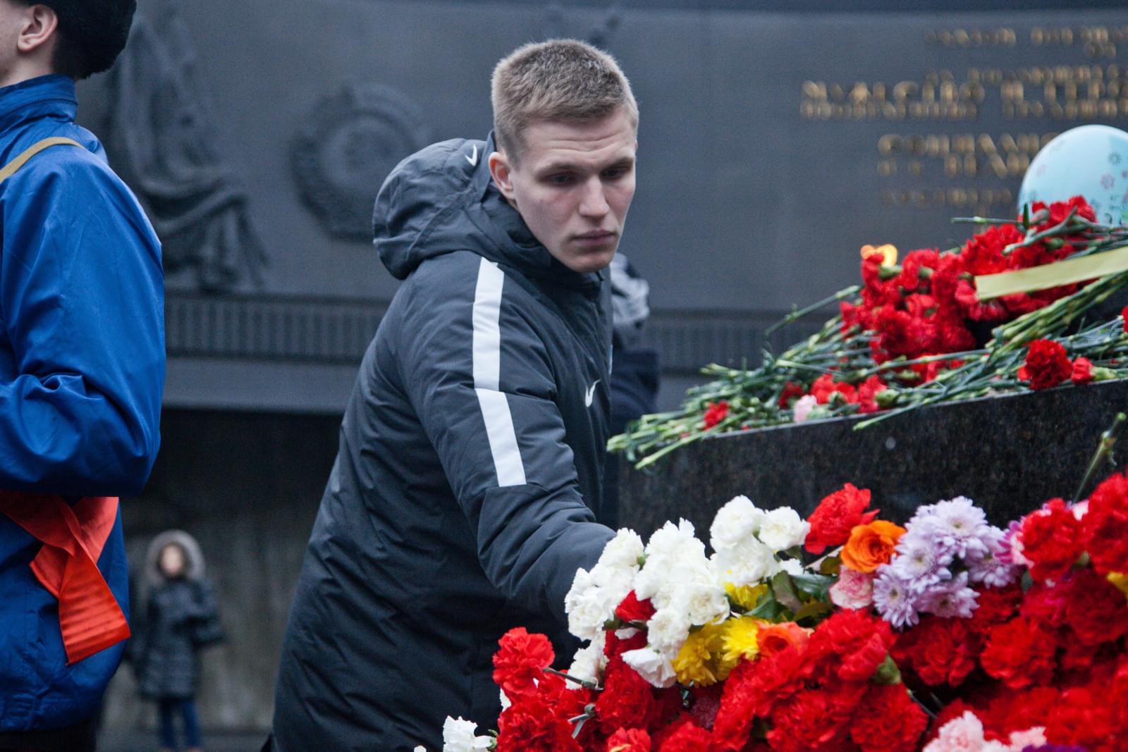 «Зенит»-2 возлагает цветы к Монументу героическим защитникам Ленинграда